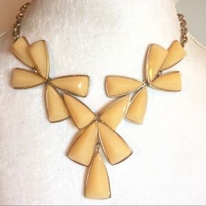 Statement necklace in gold and cream